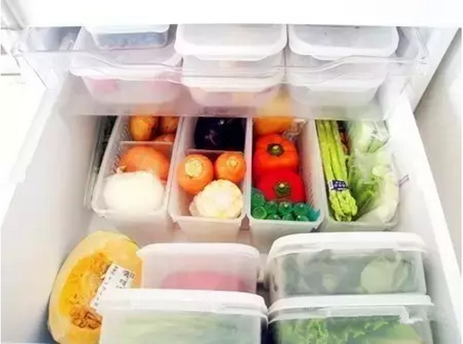 食物分类摆放冰箱