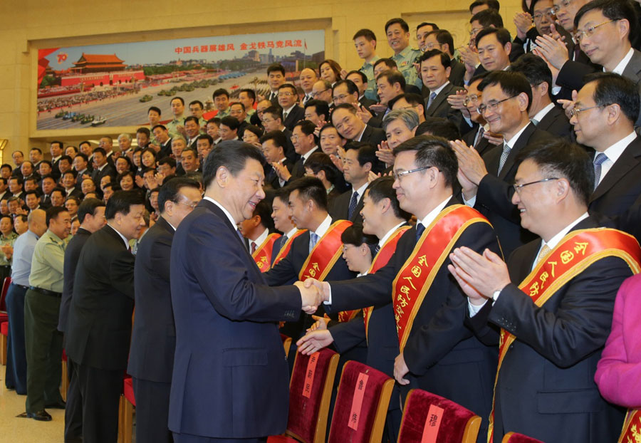 5月13日，第七次全国人民防空会议代表，习近平等来到京西宾馆会议楼前厅，同代表们亲切握手