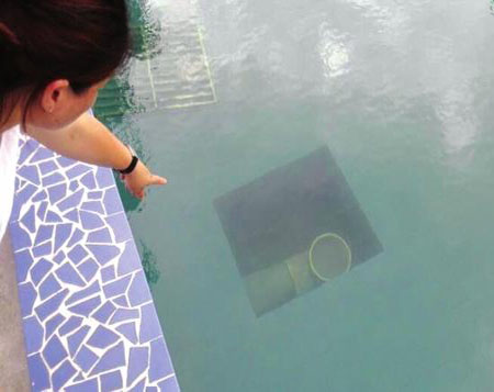 游泳池的"吸人"排水口