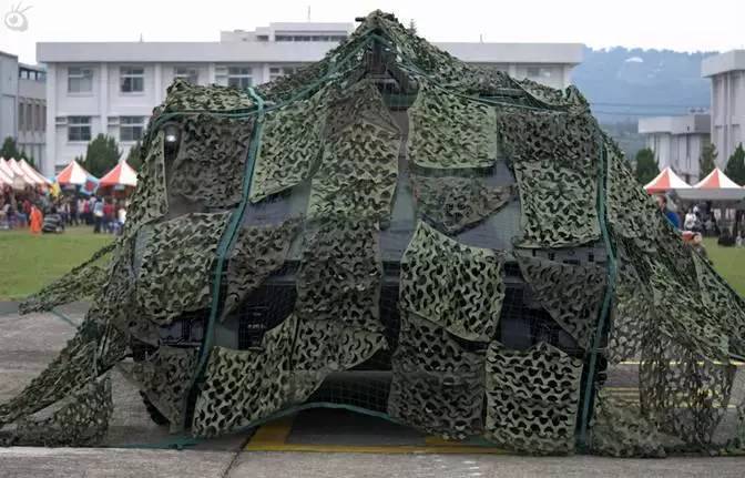 在敌空袭兵器和空袭弹药飞临重要经济目标之前,民兵伪装防护分队使用